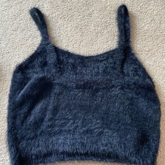 Black fluffy cropped tang top - Picture 3 of 3
